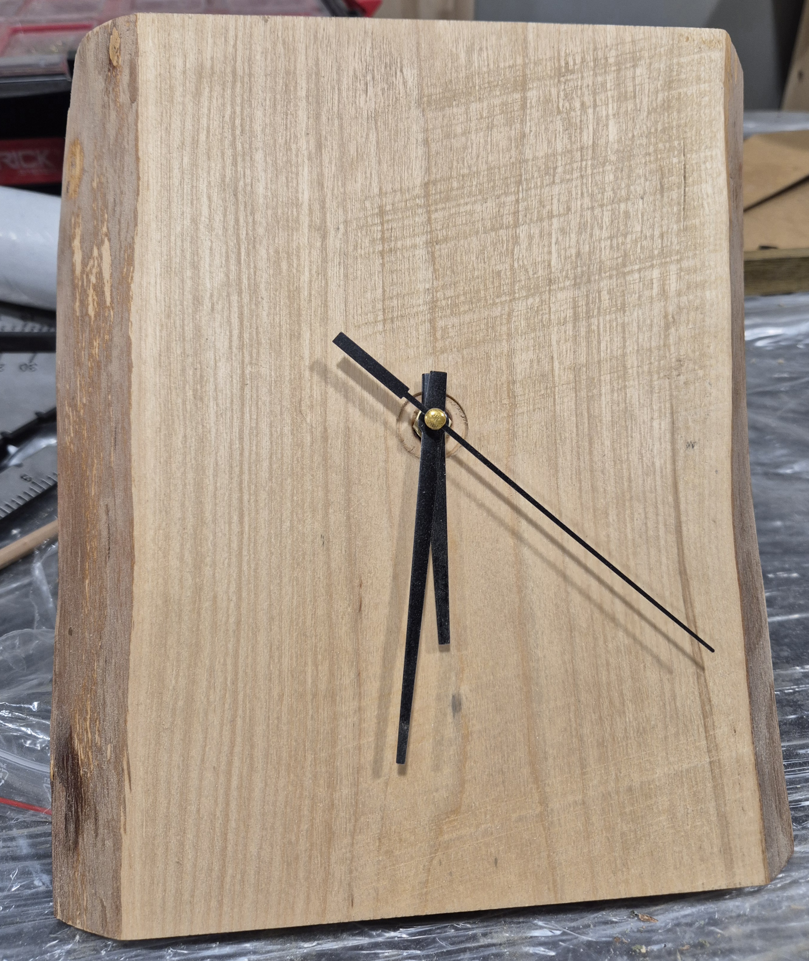 #1. Bērza sienas pulkstenis bez ciparnīcas, roku darbs