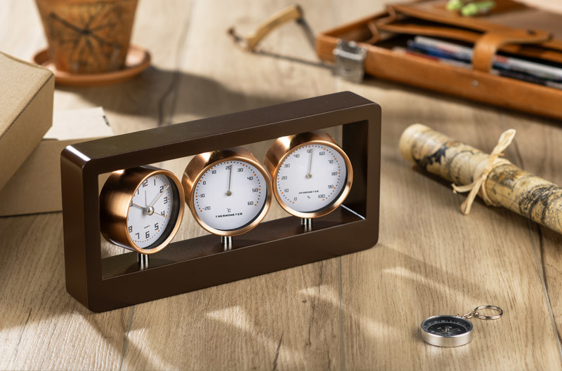 #13. Laika apstākļu stacija ar pulksteni