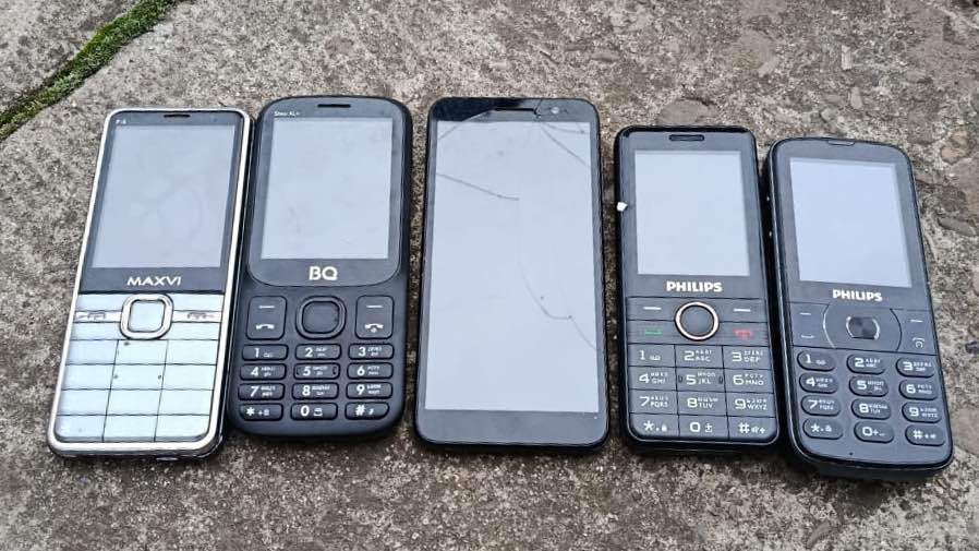 #43. 5 telefoni no kaujas lauka