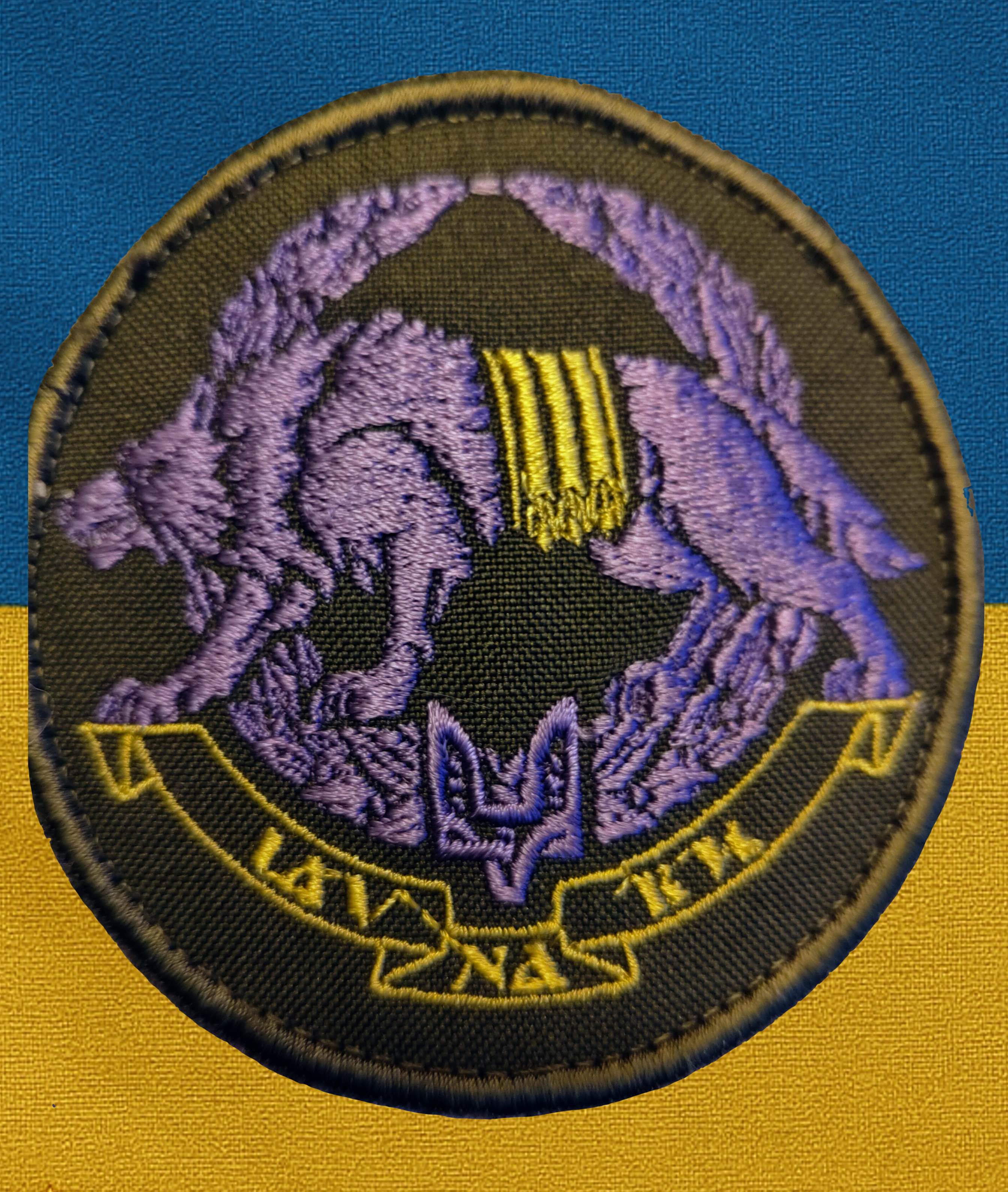 #35. Uzšuve pa taisno no Ukrainas kareivja pleca