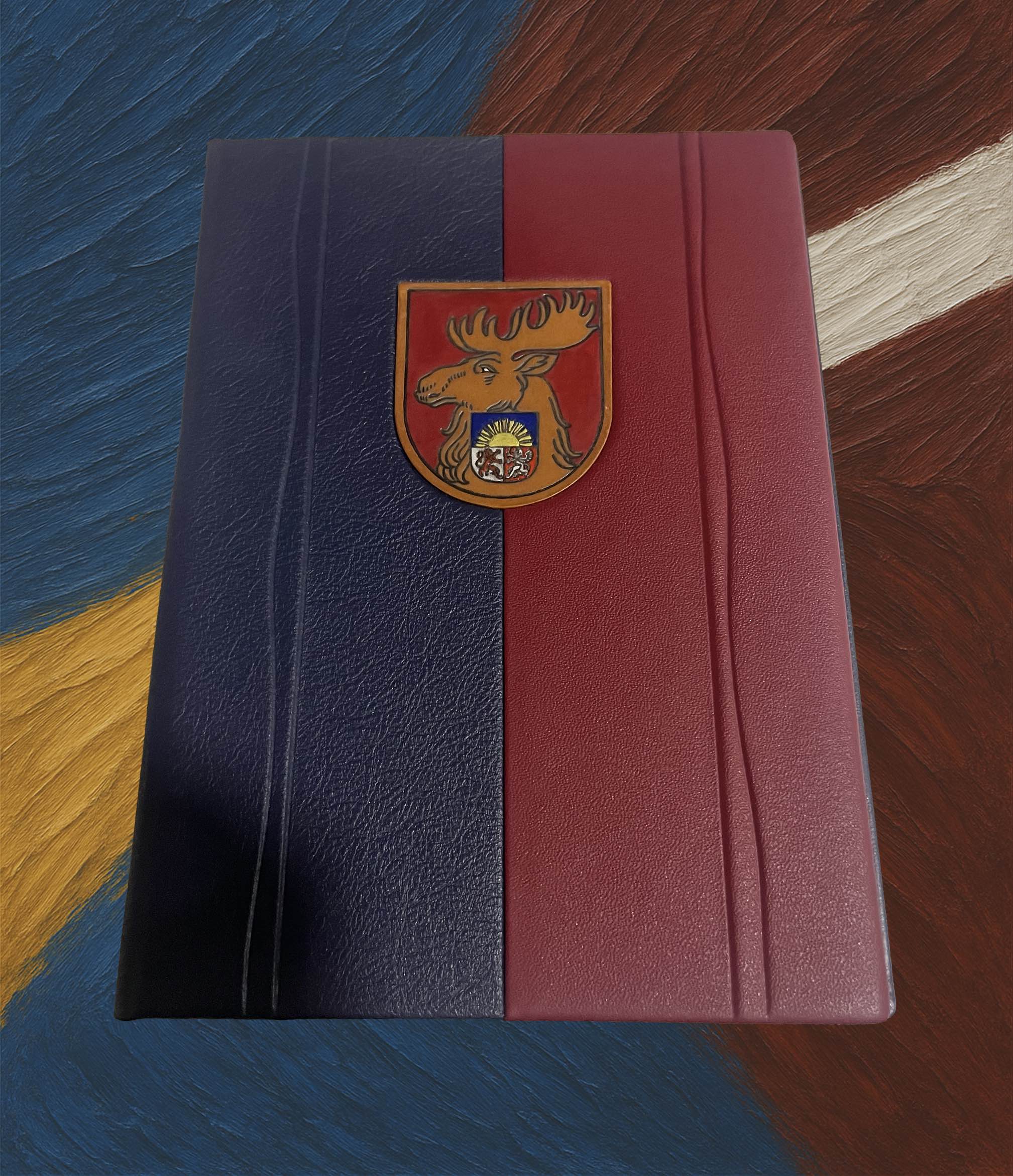 #17. Cietie ādas vāciņi ar Jelgavas simbolu